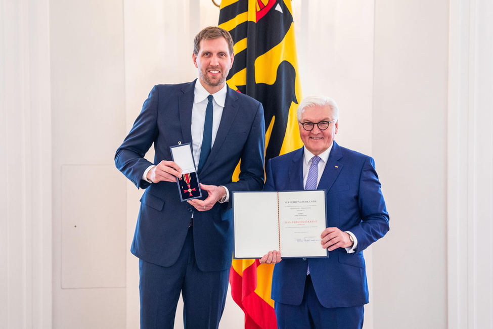 Bundespräsident Frank-Walter Steinmeier bei der Verleihung des Verdienstkreuzes am Bande an den Basketballer Dirk Nowitzki